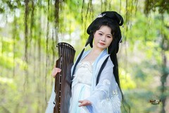 【春日林中仙影】---欧阳