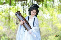 【春日林中仙影】---欧阳