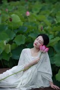 误入荷花池、花正艳