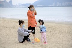 2151【不老松：纪实摄影】《山河锦绣》南国风情：海南島三亚：海滨嬉海抓拍！