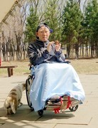 公园坐轮椅的休闲老人