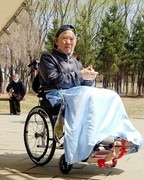 公园坐轮椅的休闲老人