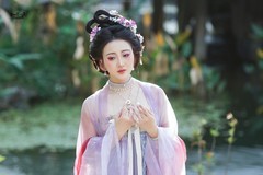 【 春涧藏花，云袖生风】---芸妮