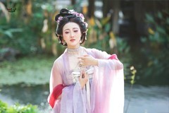 【 春涧藏花，云袖生风】---芸妮
