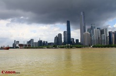 在琶洲西江边。
