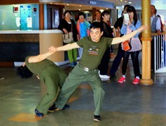 2164--08【不老松：纪实摄影】异国风情：韩国印象！北京舞友团也同船去韓回。在甲舨上