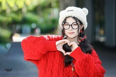 【冬日红毛衣女孩】---小柒