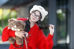 【冬日红毛衣女孩】---小柒
