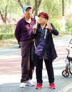 激情演唱的老夫妇