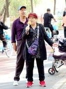 激情演唱的老夫妇