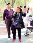 激情演唱的老夫妇