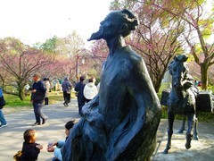 “杜甫草堂‘公园外花儿开