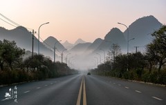 寒来霜至，冬日已深。霜晨的世界，静谧又美好。希望这个寒冬，你我都能被温暖环绕，捂暖一整个冬天。