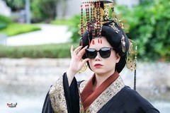 【墨镜女帝】---莉莉