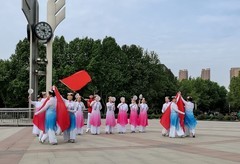 社区老年舞蹈队庆《五一》表演