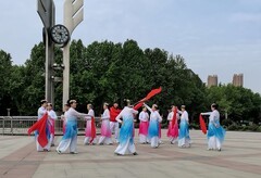社区老年舞蹈队庆《五一》表演