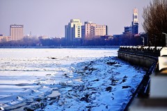 冰天雪地里的大辽河风光