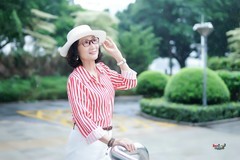 【雨中美女】---卫华