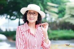 【雨中美女】---卫华