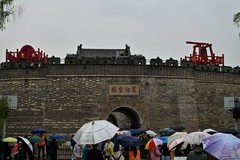 人多下雨相机直接揣怀里