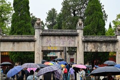 人多下雨相机直接揣怀里