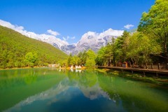 玉龙雪山蓝月湖风景