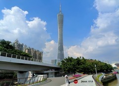 在小蛮腰下面。。。。。。