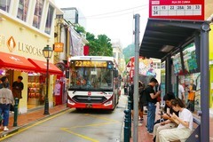 澳门官正街的公交车