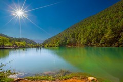 玉龙雪山蓝月湖风景 3