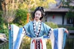 【芳姿凝于古檐前】---思琪
