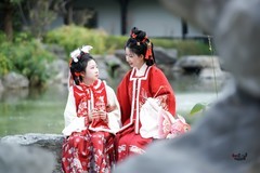 【母女湖畔时光】--- 婉灵、安琪