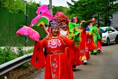 路上偶遇秧歌队