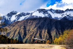 四川阿坝洲黄龙景区彩池雪山风光