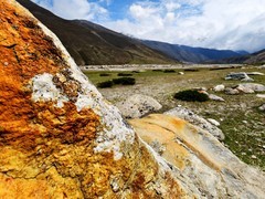 萨尔乡至陈塘镇路边拿当曲河滩中有很多彩色石头【5】