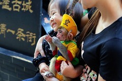 1982【不老松：纪实摄影】平遥古城：小獮猴很可爱！抱抱：要钱！拍照：要錢！