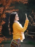 水彬树下的美少妇