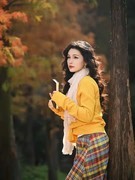 水彬树下的美少妇