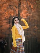 水彬树下的美少妇