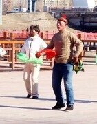 快乐的老汉扭秧歌