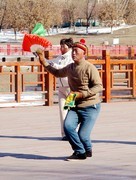 快乐的老汉扭秧歌