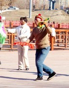 快乐的老汉扭秧歌