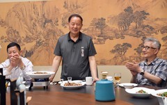 纪战友聚会.夫人相随