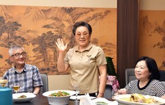 纪战友聚会.夫人相随