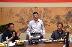 纪战友聚会.夫人相随