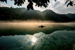 雾漫小东江。