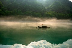 雾漫小东江。