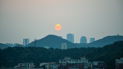 26.9.21  老 头 扫 街