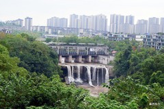 飞雪岩瀑布。飞雪寺