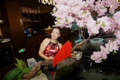 环境人像----红装饰树下快乐佳丽！