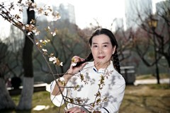 环境人像---阳春三月赏花在青山公园！